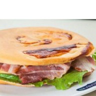 Сендвич с беконом и сливочным сыром Фото