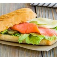 Сендвич с семгой и сливочным сыром Фото