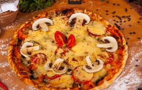 Пицца домашняя с курицей и грибами - Фото