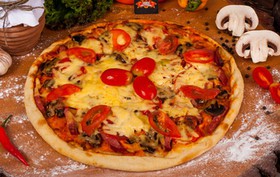 Пицца домашняя с колбасой - Фото