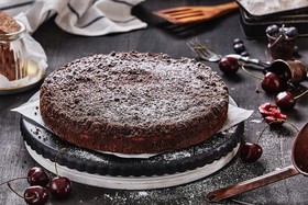 Пирог Шоколадный с творогом и вишней - Фото
