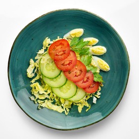 Салат с перепелиным яйцом и капустой - Фото