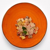 Салат с филе, ветчиной и картофелем Фото