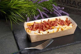 Картофель фри с беконом и соусом - Фото