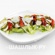 Салат с печеными овощами и куриным филе Фото