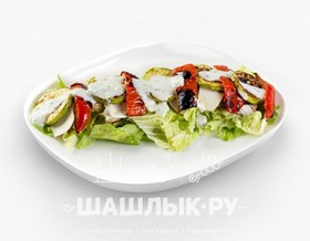 Салат с печеными овощами и куриным филе - Фото