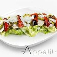 Салат с печеными овощами и куриным филе Фото