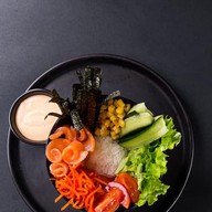 Поке боул с лососем, овощами и кукурузой Фото