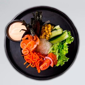 Поке боул с лососем, овощами и кукурузой - Фото
