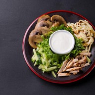 Салат с куриным филе и грибами Фото