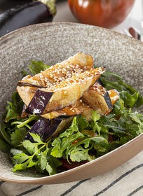 Салат с хрустящими баклажанами - Фото
