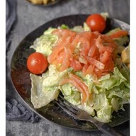 Цезарь салат с лососем Фото