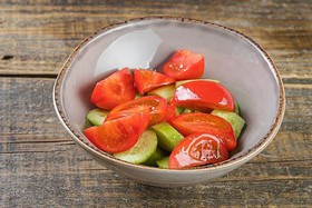Салат из огурчиков и помидорчиков - Фото