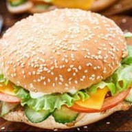 Куриный чизбургер с сырным соусом Фото