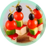 Канапе с сыром фета, свежими овощами Фото