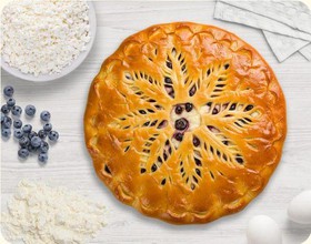 Пирог с творогом и черникой (сдобное тес - Фото
