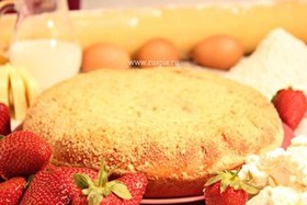 Пирог с творогом и клубникой - Фото
