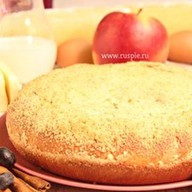 Пирог с яблоком и черной смородиной Фото