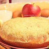 Пирог с яблоком и клубникой Фото