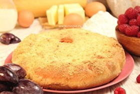Пирог со сливами и малиной - Фото