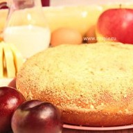 Пирог с яблоком и сливой Фото