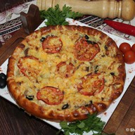 Сливочная фирменная пицца Фото