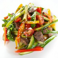 Азиатский салат с говядиной Фото