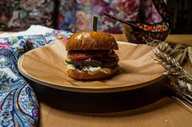 Бургер с мраморной котлетой под сыром - Фото