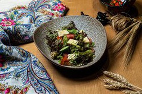 Овощной салат с брынзой и пряным маслом - Фото