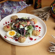Салат с мраморным сомом темпура Фото