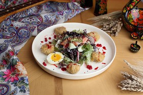 Салат с мраморным сомом темпура - Фото