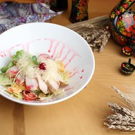 Салат с нежным цыпленком и соусом айоли Фото