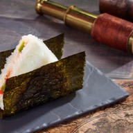 Онигири креветка авокадо Фото