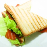 Сэндвич с копчёной форелью Фото