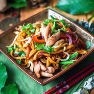 Жареный удон с курицей Фото