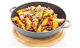 Картофельная сковорода с колбасками - Фото