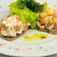 Оливье с языком и курицей Фото
