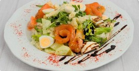 Салат микс с лососем и перепелиным яйцом - Фото
