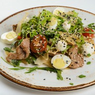 Салат со свининой в азиатском стиле Фото