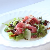 Салат с маринованным тунцом Фото