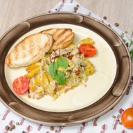 Теплый салат с беконом и колбасками Фото