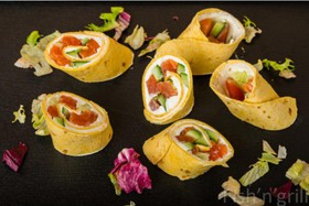 Тортилья с лососем и творожным сыром - Фото