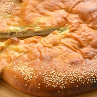 Осетинский с курицей, беконом и грибами Фото