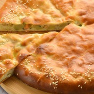 Осетинский с красной рыбой и овощами Фото