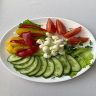 Овощная нарезка с сыром моцарелла Фото