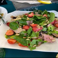 Салат с уткой и клубникой Фото