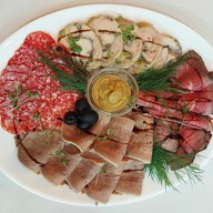 Мясные деликатесы Фото