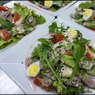 С языком, рукколой и ореховым соусом Фото