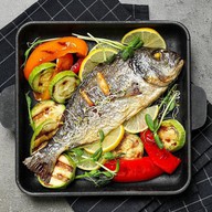 Дорадо в тандыре с печеными овощами Фото