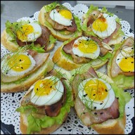 Брускетта с беконом и перепелиным яйцом Фото